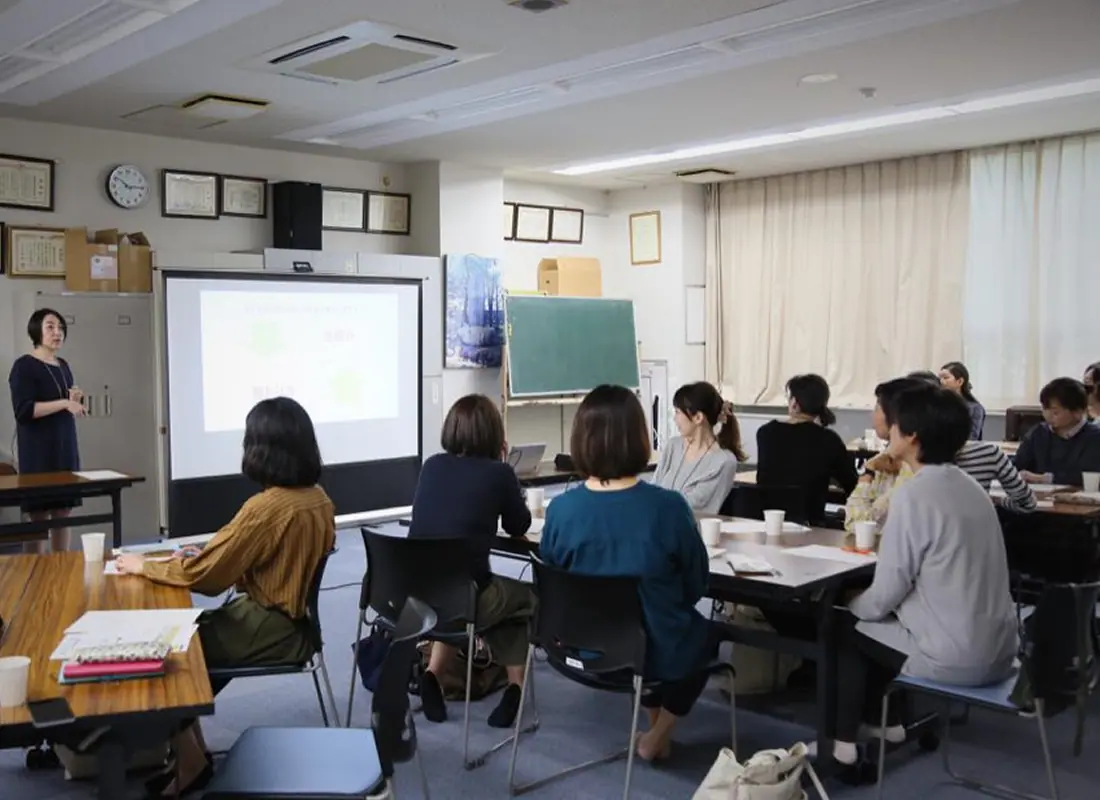 大勢の受講生が講座を受けている様子