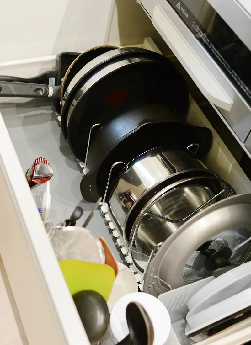 整ったキッチンの引き出し