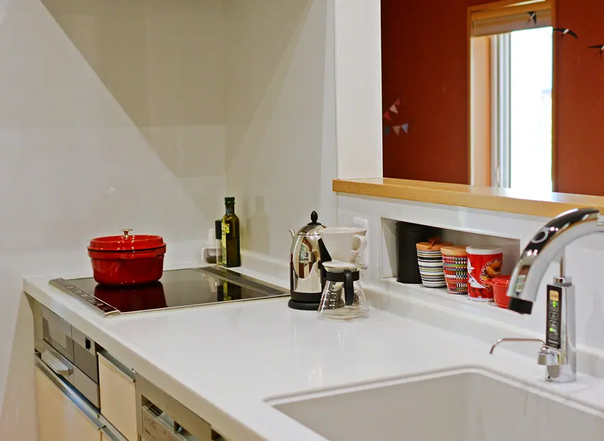 整ったリビングルームを2階から見下ろしている写真