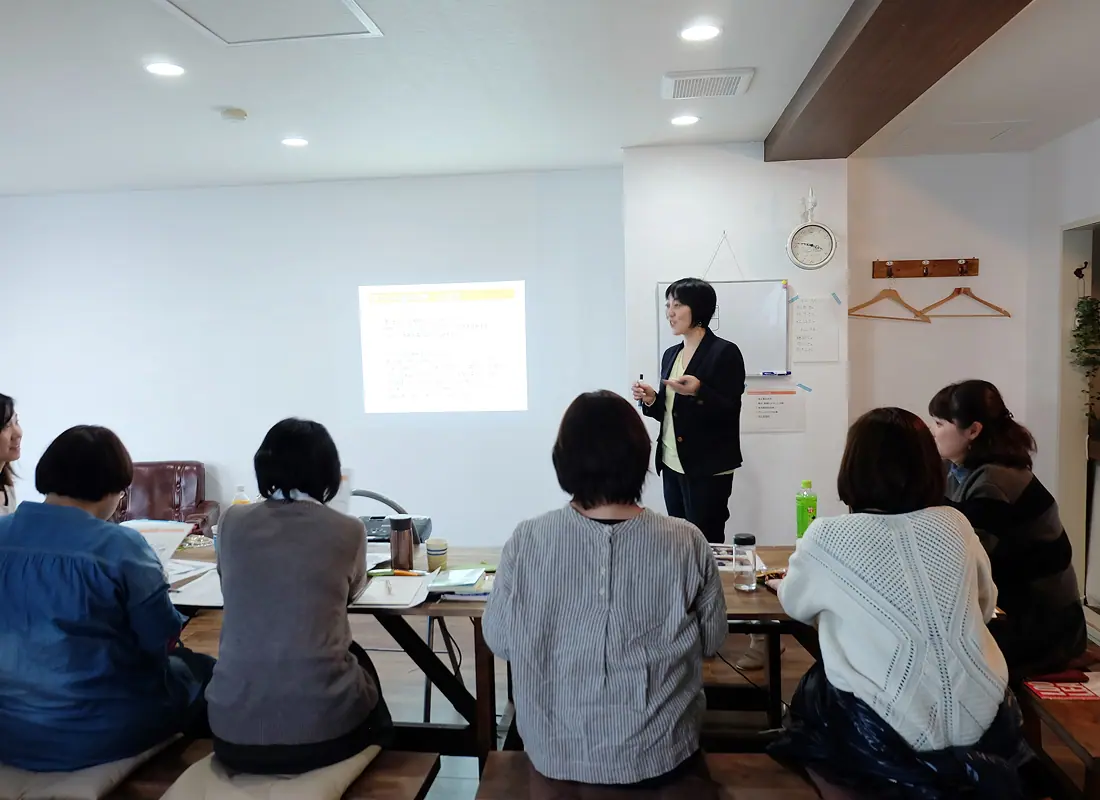 5人の受講生が講座を受けている様子