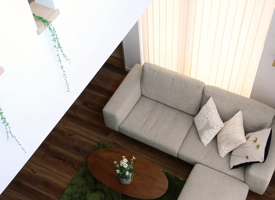 整ったリビングルームを2階から見下ろしている写真