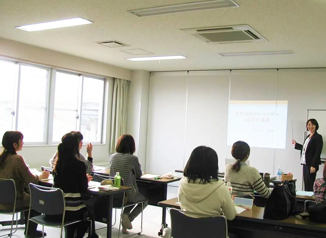 会場でセミナーをする川村