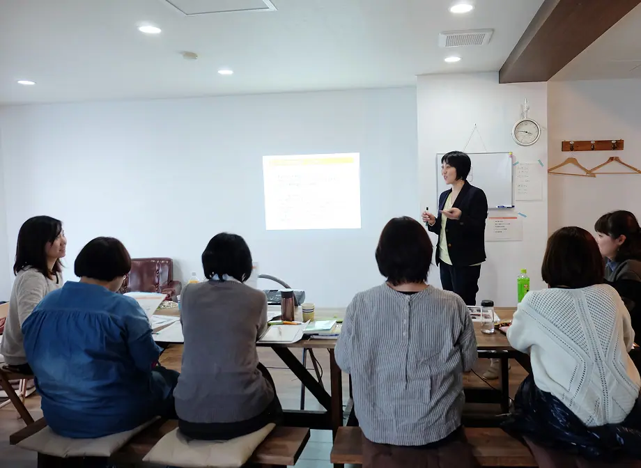 講座中の様子。川村と6人の受講生の写真