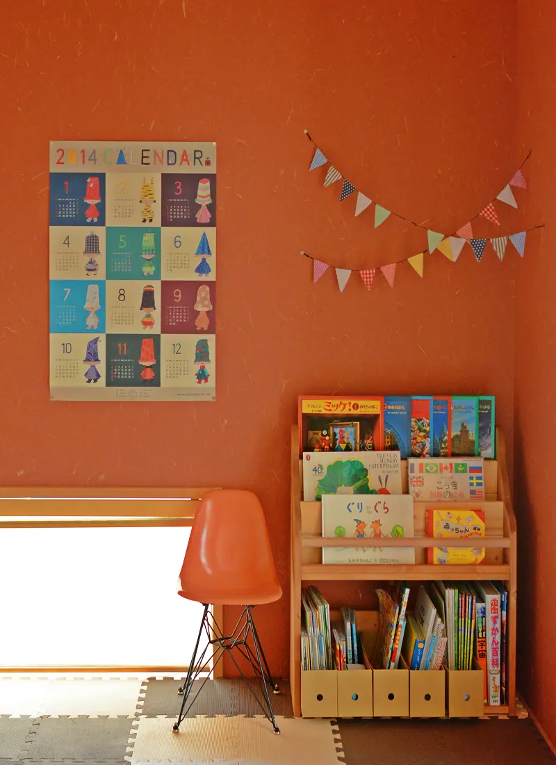 子ども部屋の角に置かれた本棚の写真