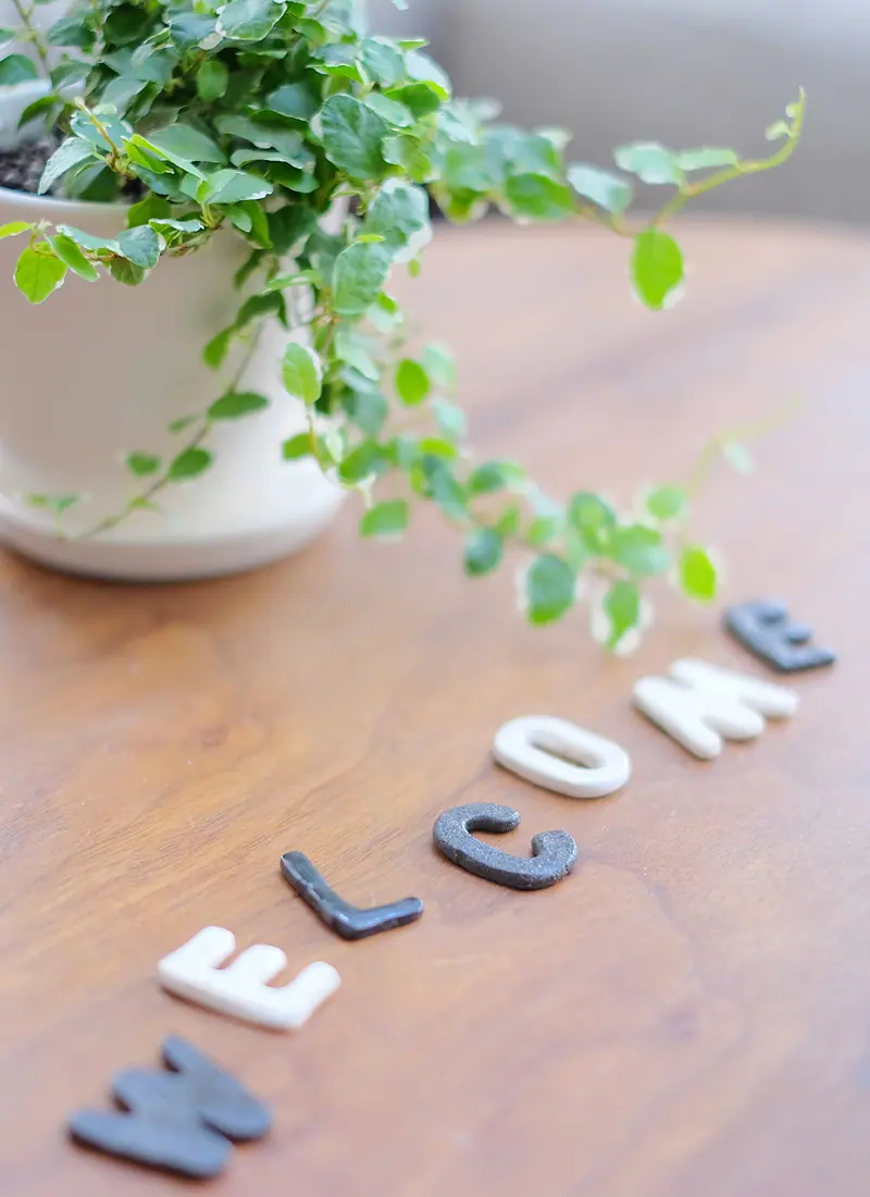 テーブルの上に置かれたグリーンとWELCOMEの文字が書かれたタイルの写真