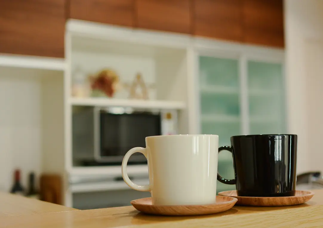 川村家のキッチンカウンターに並ぶ2つのマグカップ