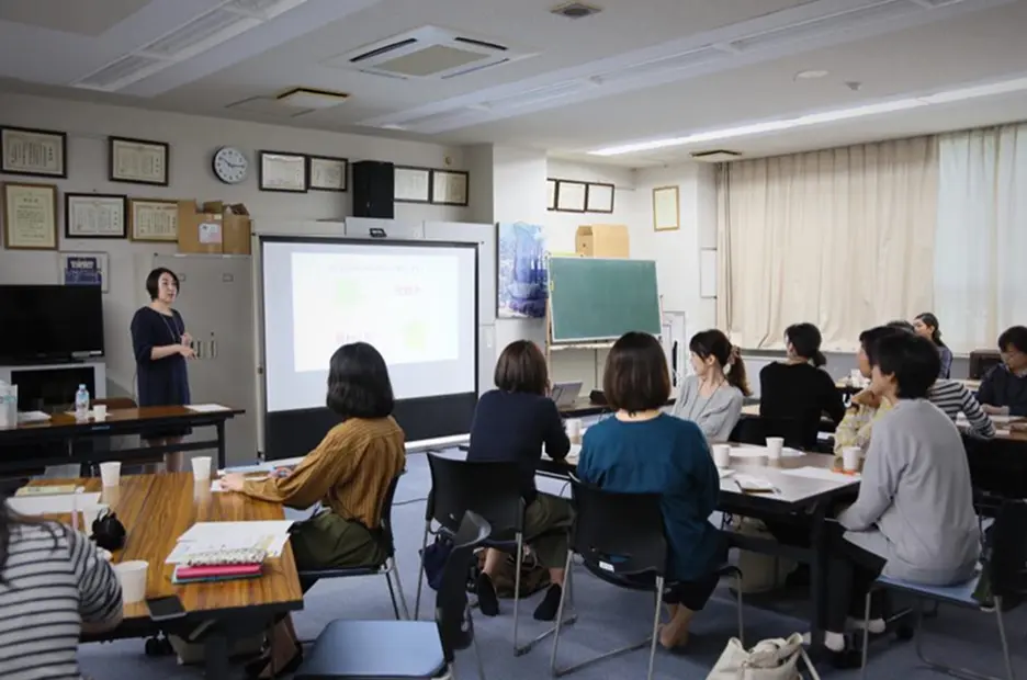 大勢の参加者の前でセミナーをする川村代表