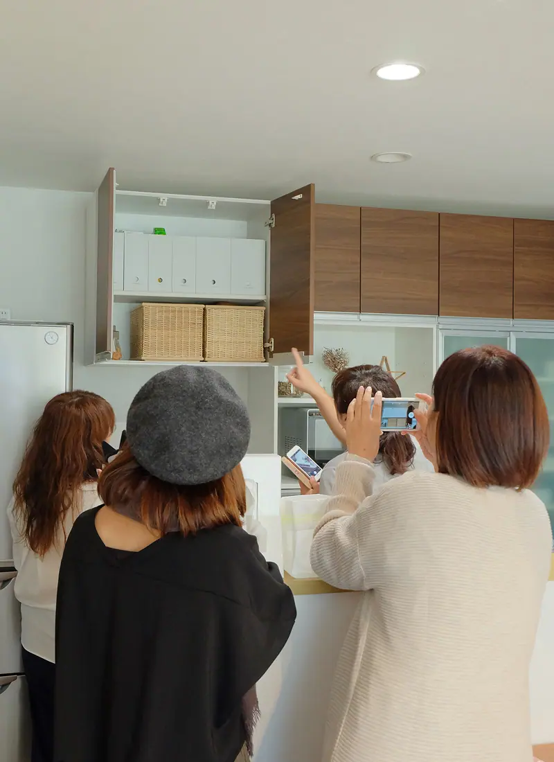 キッチンを見学する受講生たちの写真