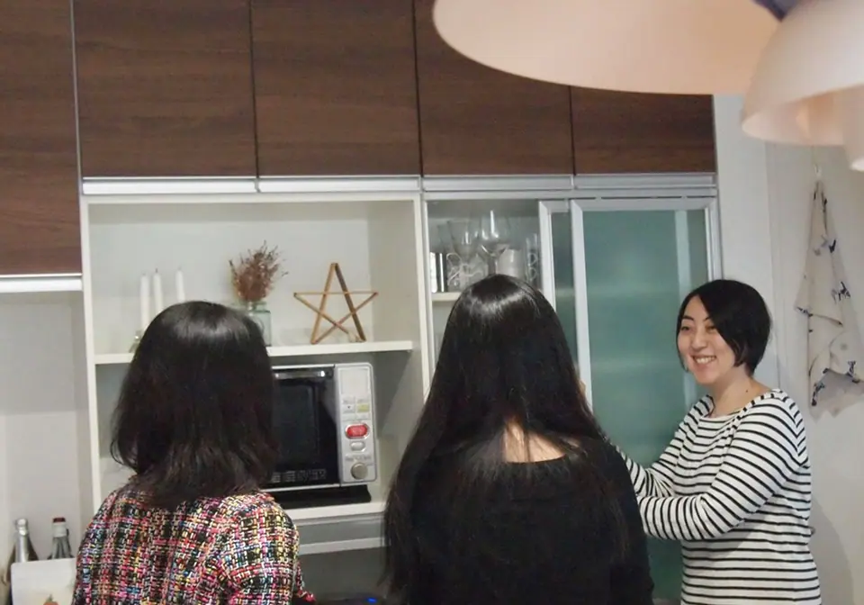 キッチンの収納を見学している写真